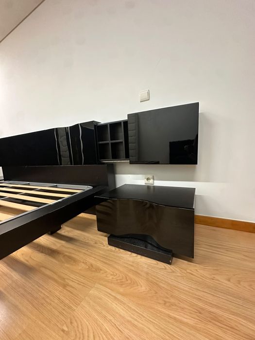 Mobília de quarto com cama, estrado, cómoda e mesas de cabeceira