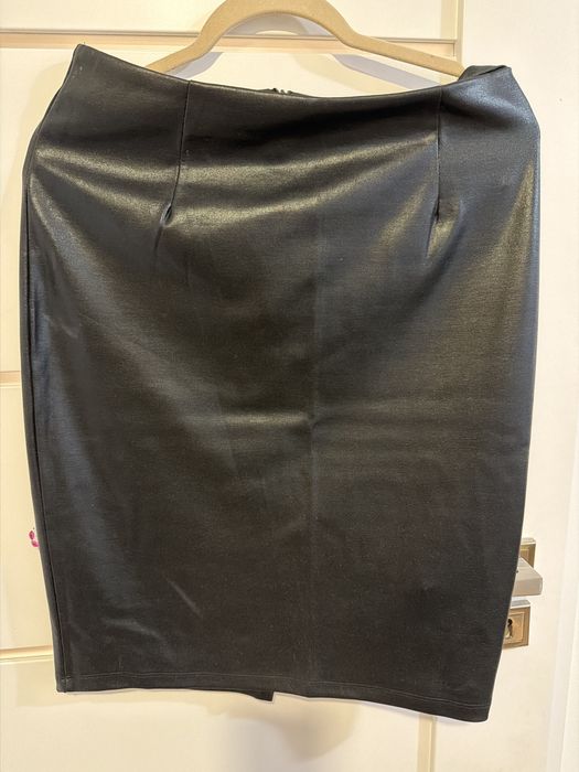 Czarna połyskująca spódnica zapinana na zamek M