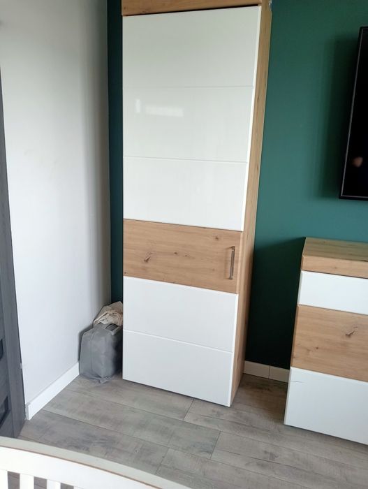 Wysoka szafa z półkami