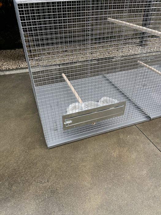 Gaiola em rede galvanizada com comedouros rotativos