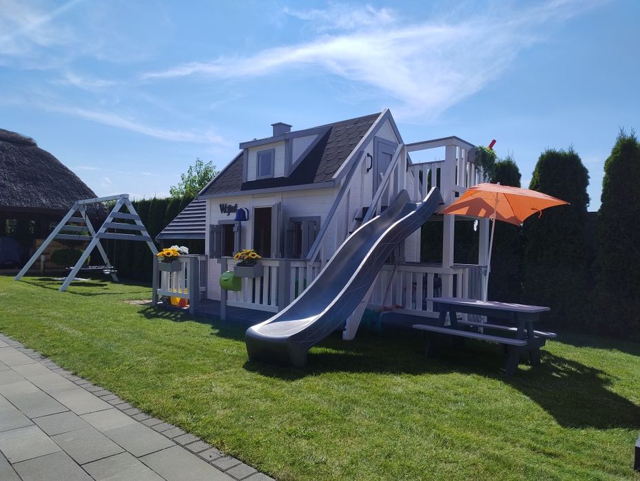 Plac zabaw domek z antresolą ślizg balkon huśtawka