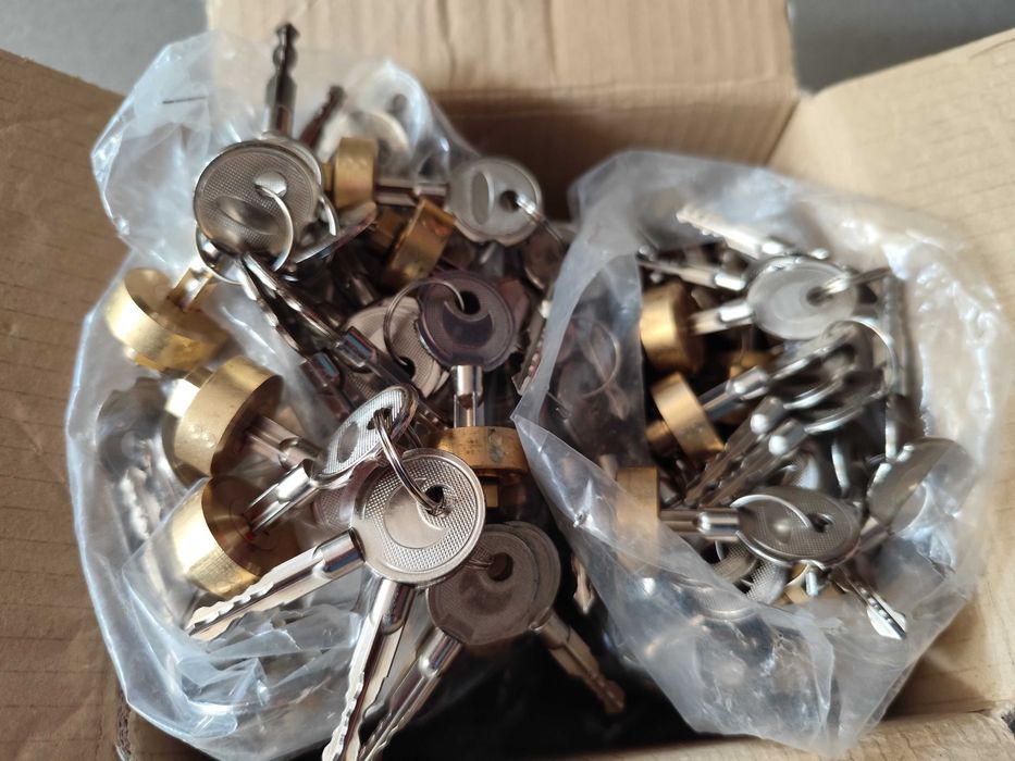 Роллетные замки, замки для роллет, роллеты замок 2 видов.