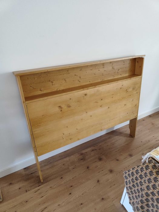 Mesa de cabeceira em madeira com arrumação, excelente estado, marca Hannun