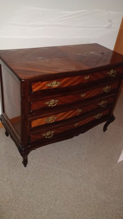 Cómoda Queen Anne com espelho