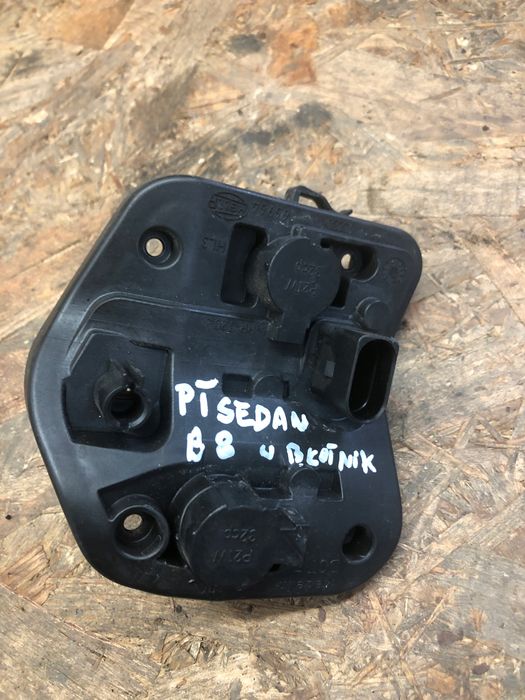 audi a4 b8 wkład lampy w błotnik prawy tył sedan