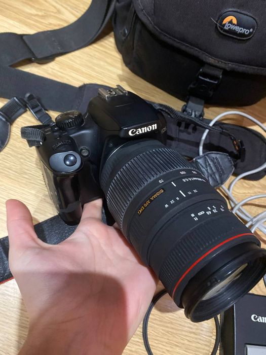 фотоапарат canon 1000D з об'єктивом 70-300мм 
повністю готовий до роботи, в повному комплекті. можна використовувати як професійно так і для своїх ціл
