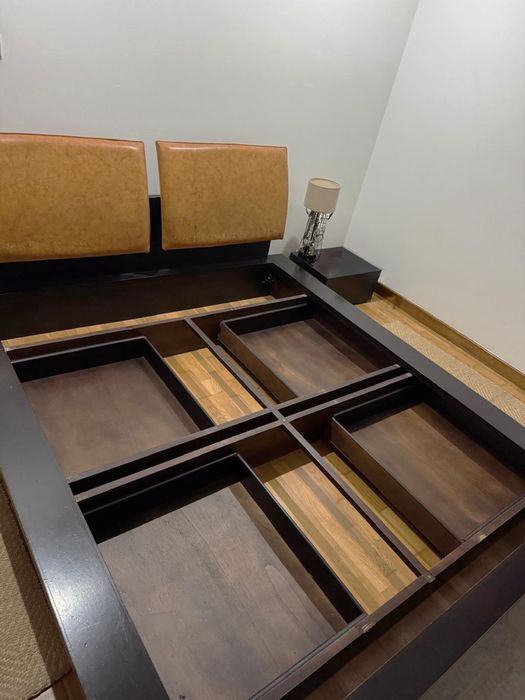 Cama de Casal sem Colchão com Arrumação ( 1.60 m por 1.90 m)– Madeira Wengué e Cabeceira Almofadada de pele
