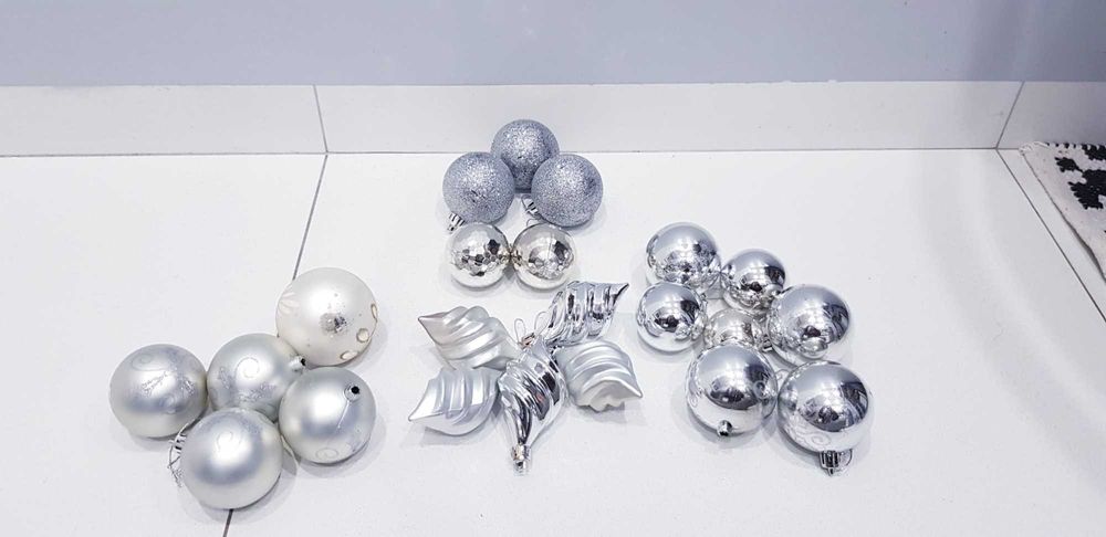 Srebrny zestaw ozdób choinkowych