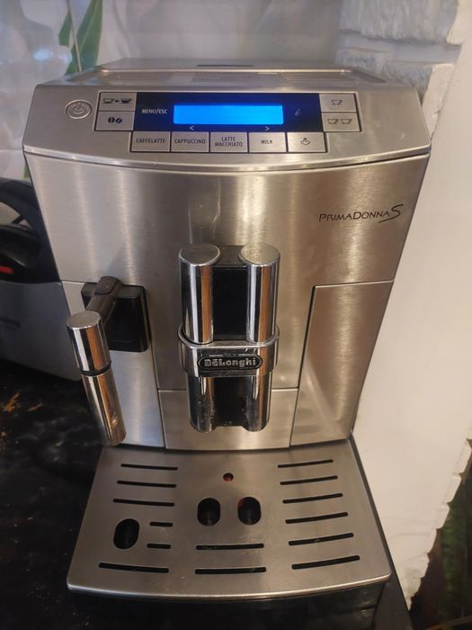 У продажі кавомашина Delonghi PrimaDonnaS