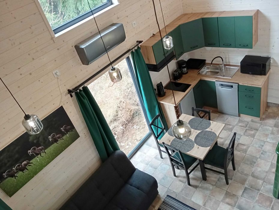 Chatka na Przełęczy Sokolec Góry Sowie domek z widokiem na góry