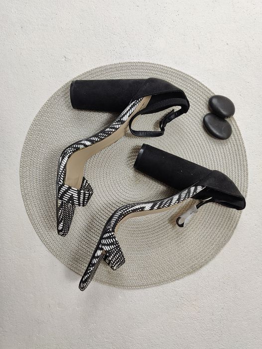 Nowe śliczne czarno białe sandałki na szerokim stabilnym słupku rozmia