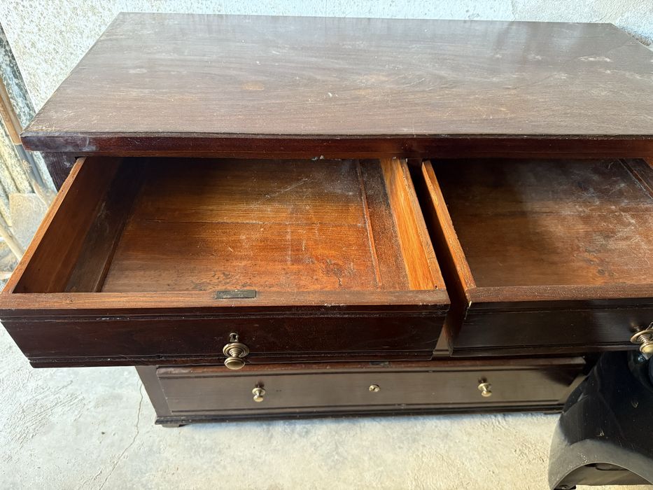 Comoda antiga, restaurada ha 10 anos