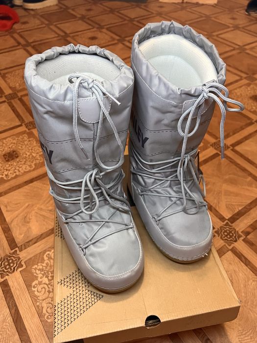 Луноходи-снігоходи мунбути теплі зимові високі чоботи срібного кольору