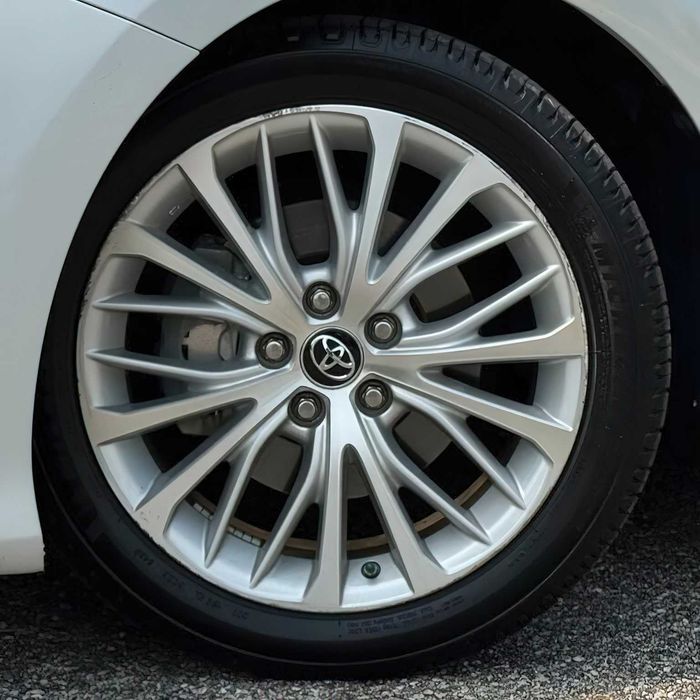 Toyota Camry Hybrid      2019