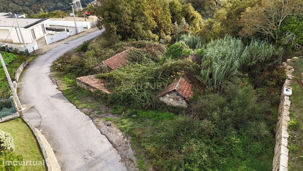 Moradias em ruína em Abragão