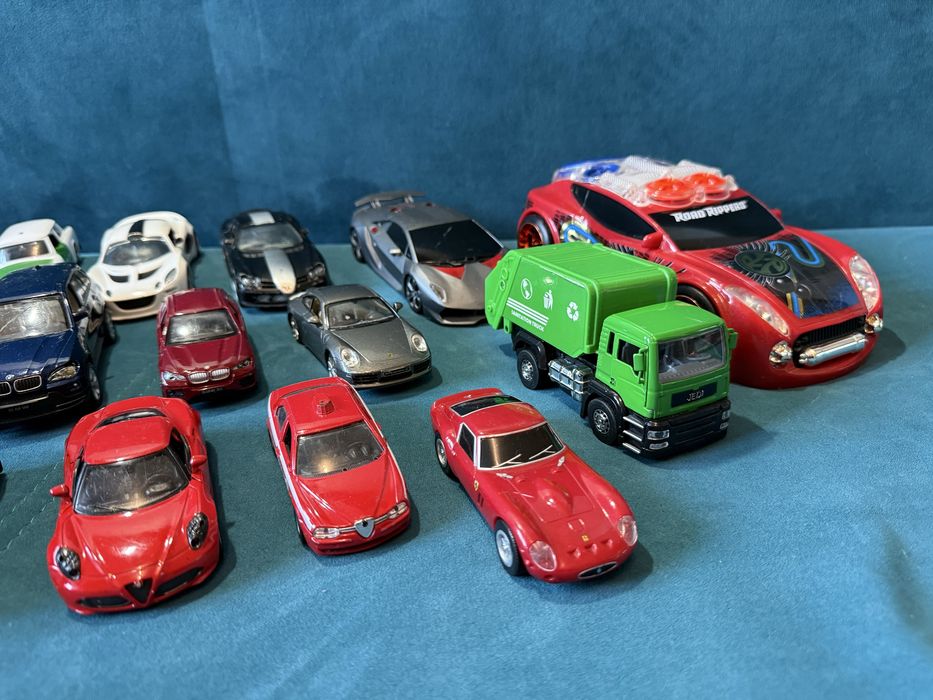 Zestaw samochodzików + helikopter + pojazdy specjalne