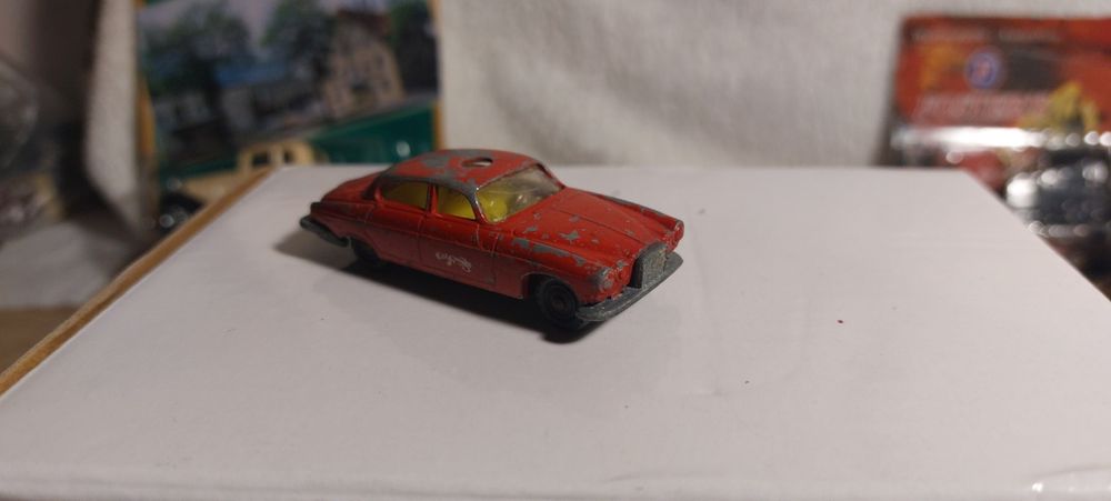 Zabytkowy samochód zabawkowy Husky Jaguar MK. 10 z 1965 r