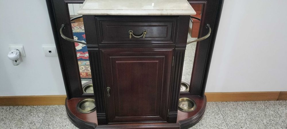 Hall de entrada (Móvel com arrumação, bengaleiro, espelho e cabides)