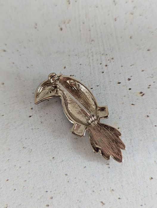 Broszka vintage papuga