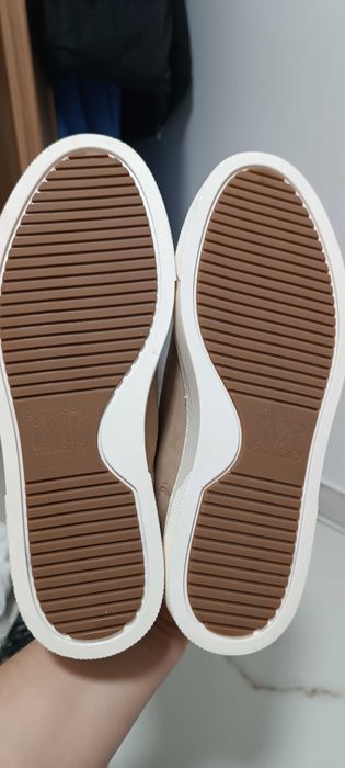 Продам кроссовки Max Mara