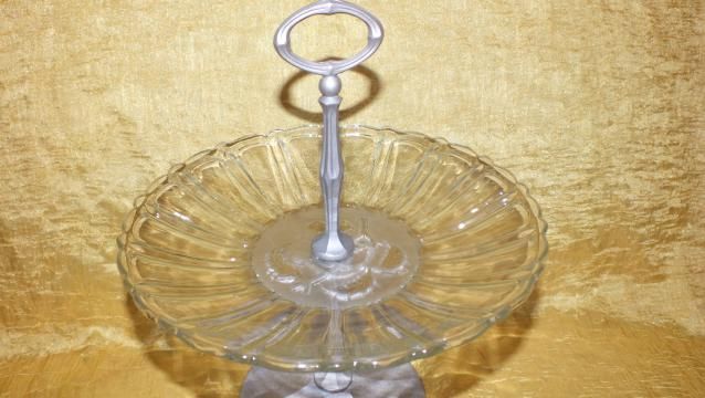 Piękna szklana patera na owoce z aluminiową podstawą