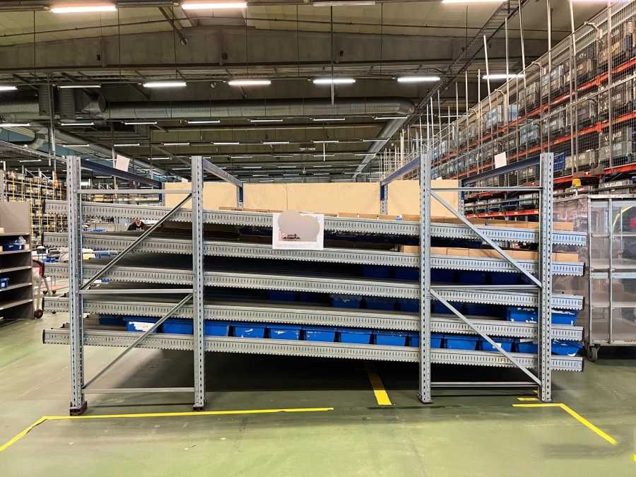 Regały rolkowe na pojemniki około 35m na 4.5m Faktura vat cena brutto