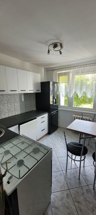 Wynajmę  mieszkanie   3  pokojowe   60m2   na   1   piętrze   z    balkonem . .