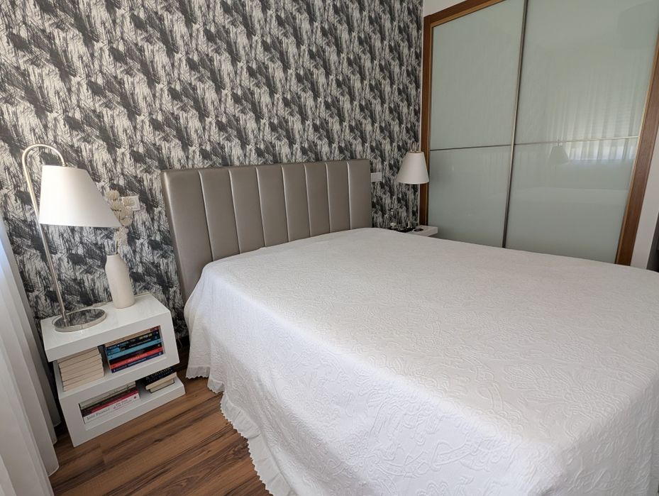 Mobília Quarto Cama de casal e mesinhas