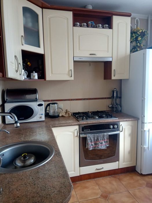 Здаю кімнату в трикімнатній квартирі .