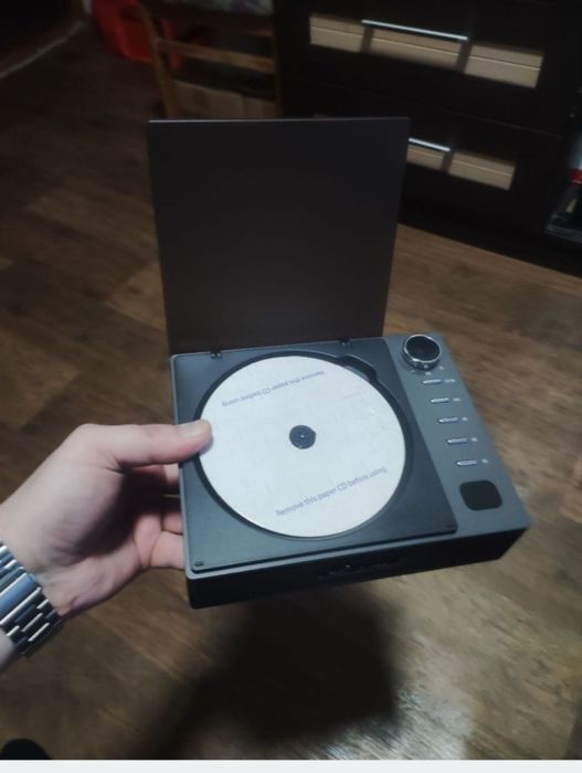портативный CD-плеер Leapwell с динамиками на АКБ