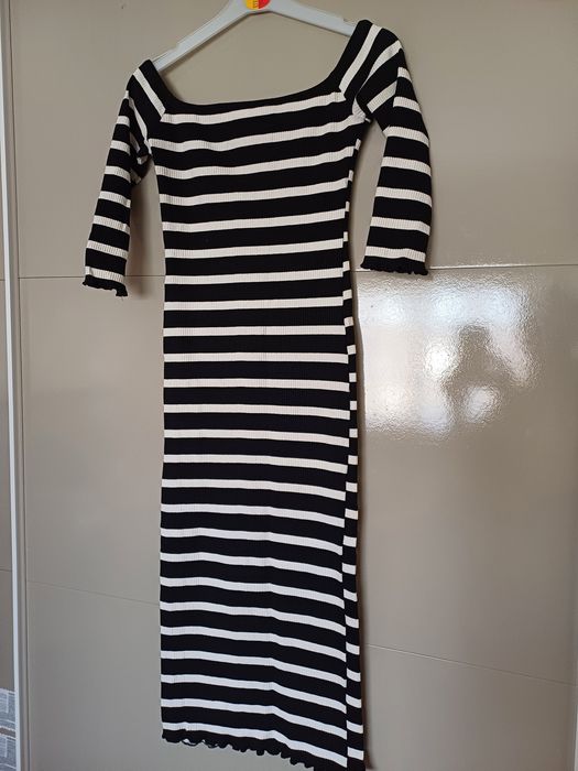 Vestido às riscas, comprido.