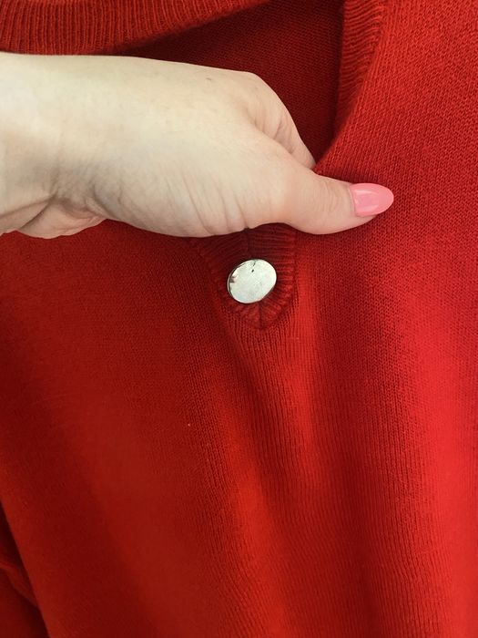 Sweterek czerwony w serek akryl beloved