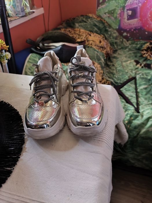 Buty sportowe damskie.