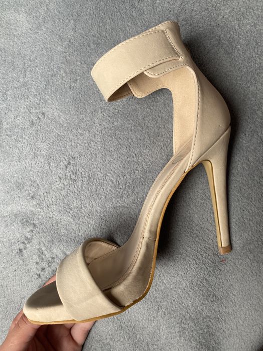 Sandałki na obcasie