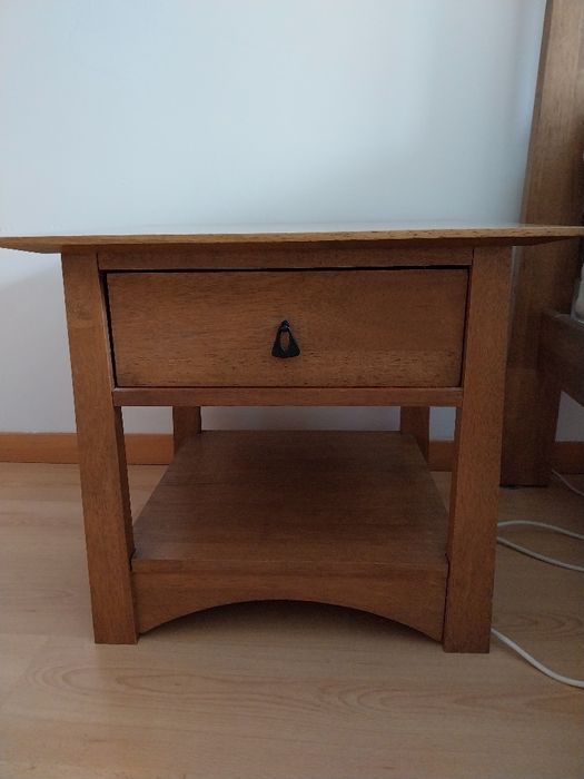 Mesa de cabeceira em madeira maciça
