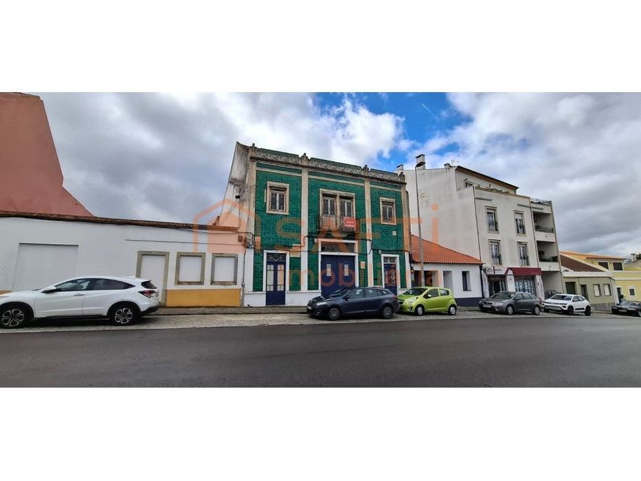 Casa no centro da cidade do Cartaxo com dois pisos e dois pátios ex...