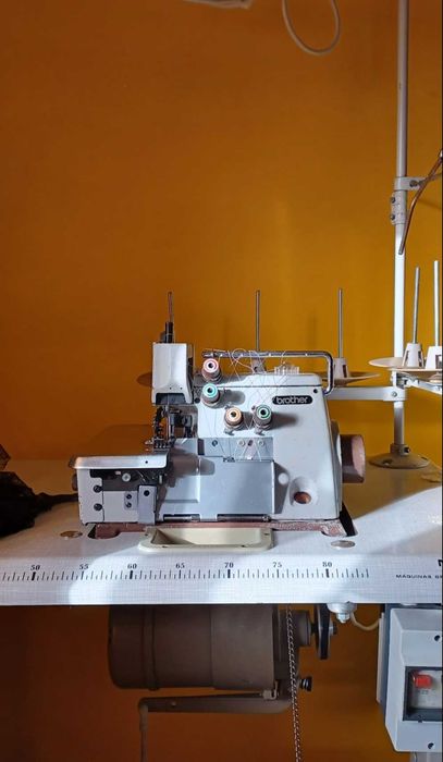 Maquina de Costura  Corta e Coze