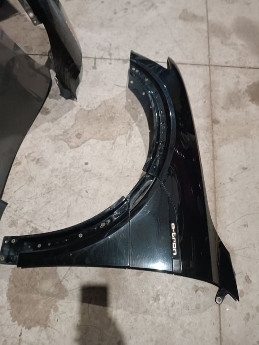 Крило переднє ліве праве крила в зборі LY9T код краски розборка підкрилок Audi E tron Етрон Ятрон
