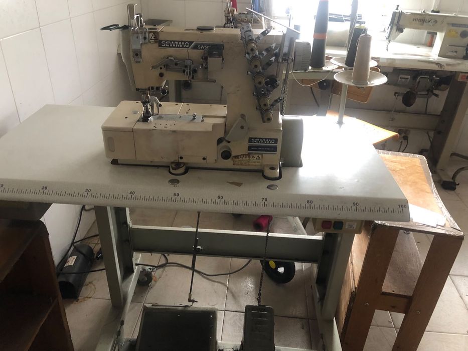 Máquina de custura de recobrimento SEWMAQ SW-562 com mesa