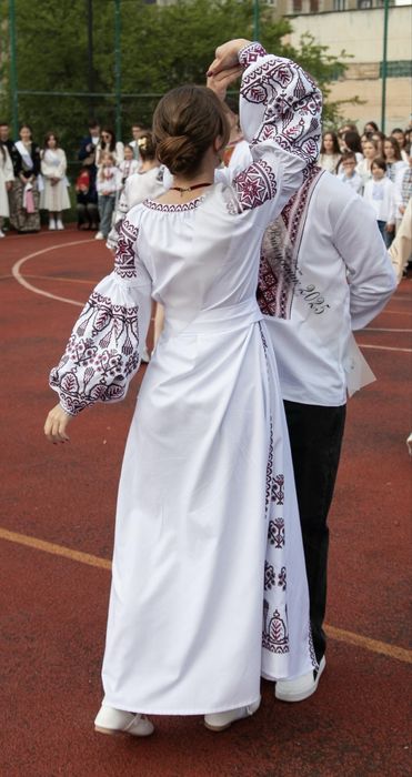 Вишита сукня, вишиванка, на випускний