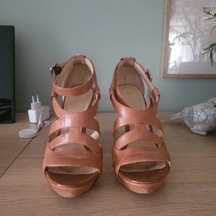 Sandały na obcasie Guess 38