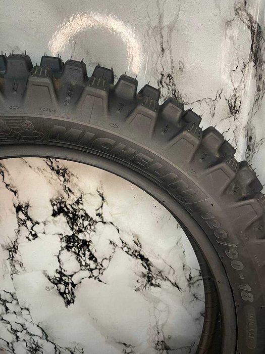 Шина Michelin Tracker 120/90 R18 – готова до будь-яких доріг!