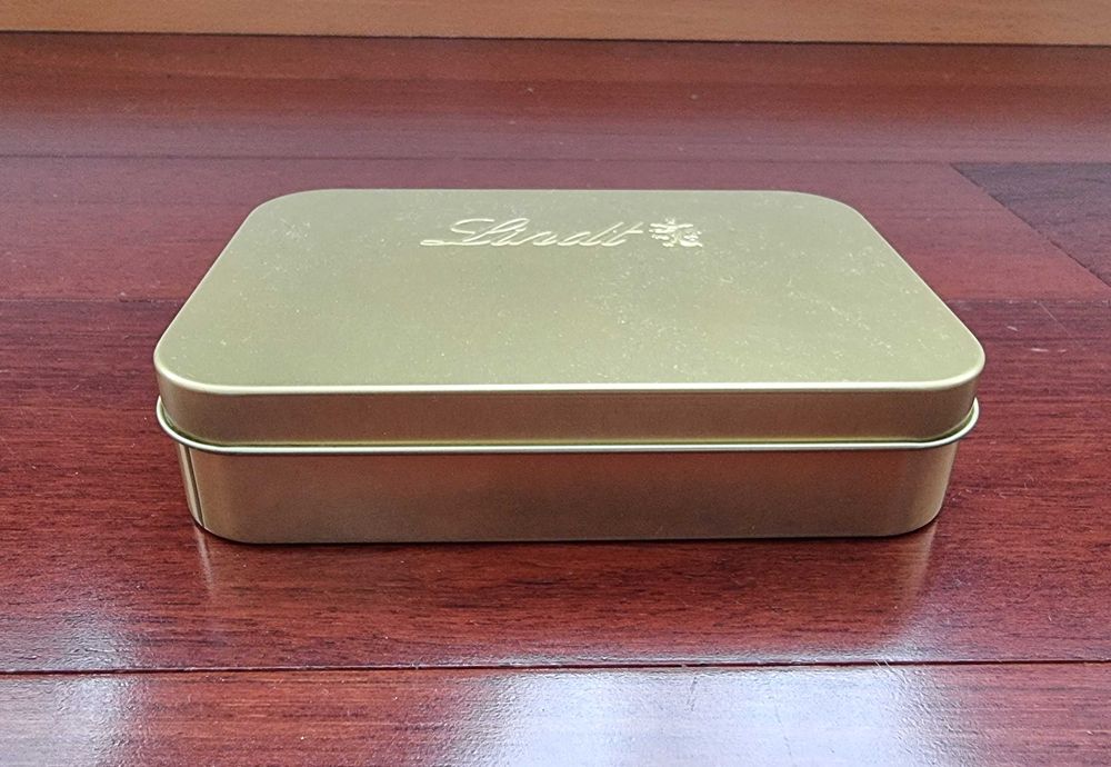 Caixa dourada metalizada Lindt