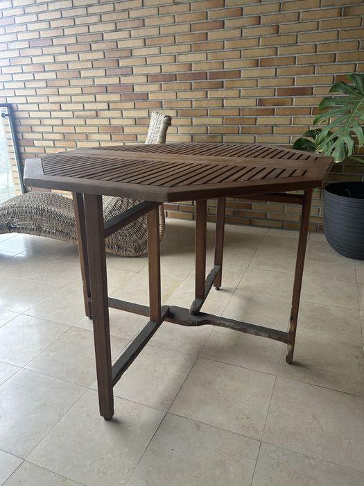Mesa de exterior de madeira