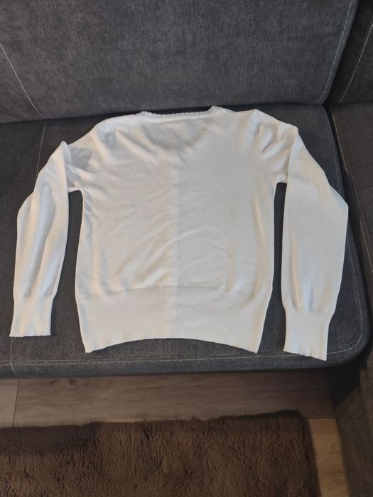 Biały sweterek rozpinany