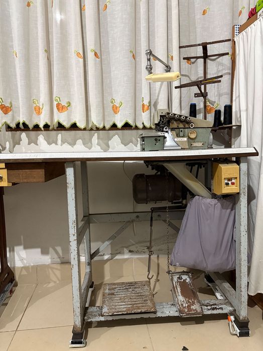 Máquina de costura corte e cose com ponto de segurança