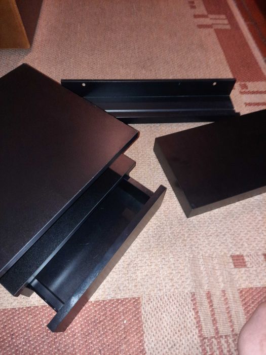 Mesa cabeceira e prateleiras