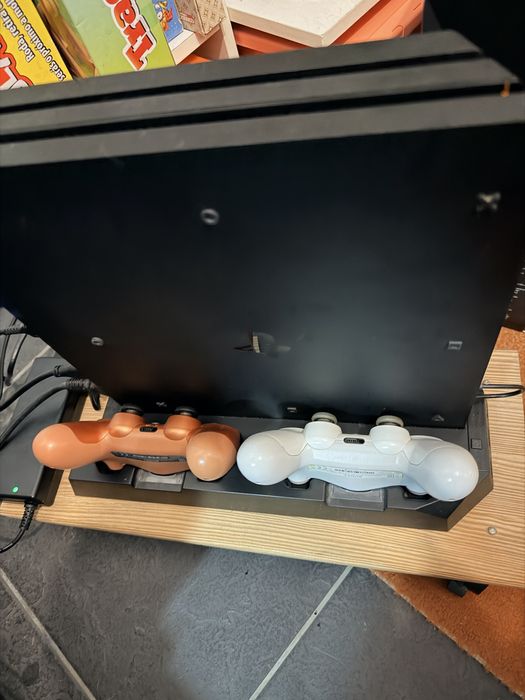 PS4 PRO 1TB + Base de ventilacao e carregamento de comandos