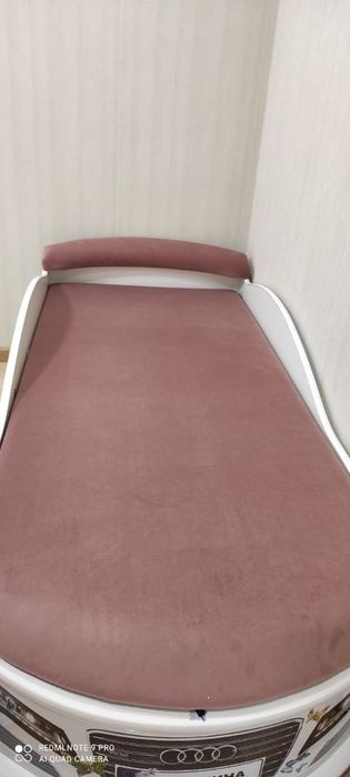 Детская кровать машина