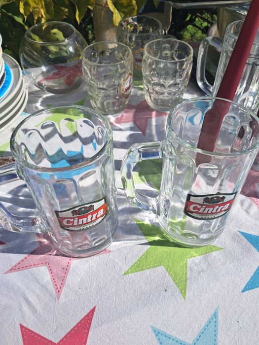 Varias canecas de cerveja